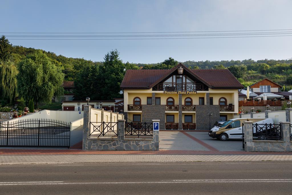 Vinicky Tokaj Zlata Putna - Restaurant & Pension מראה חיצוני תמונה